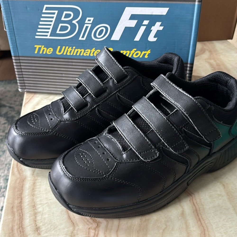 VENTURA BY ORTHOFEET SIZE 8.5 wide triple closure for adjustability leather. NEW